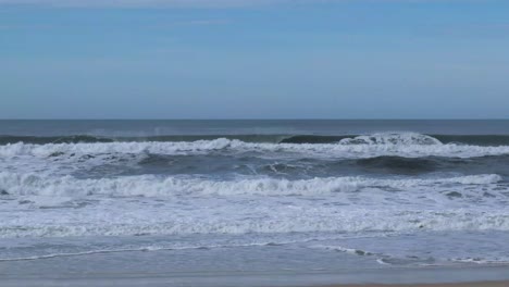 Wellen,-Die-Mit-Weißen-Kappen-Und-Brüchen-Gegen-Die-Küste-Schlagen