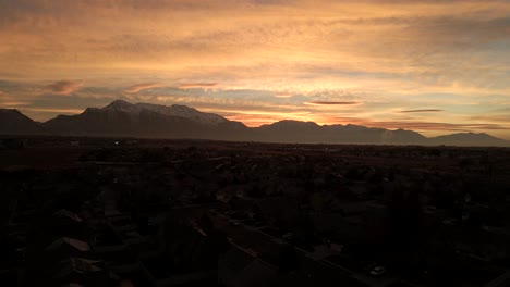 Cielo-Dorado-Antes-Del-Amanecer-Sobre-El-Valle-De-Utah-Y-Lehi---Sobrevuelo-Aéreo