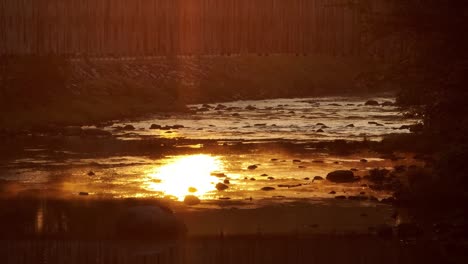 Spektakulärer-Sonnenuntergang-Zur-Goldenen-Stunde,-Der-Sich-Im-Flussspiegelbild-Widerspiegelt