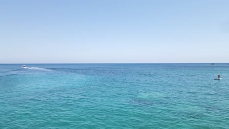 Drohne-Gleitet-über-Die-Oberfläche-Des-Türkisfarbenen-Meeres-Auf-Der-Insel-Zakynthos,-Griechenland