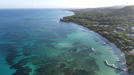 Bootsfahrt-Auf-Den-Bay-Islands-In-Honduras-Mit-Blick-Auf-Das-Korallenriff