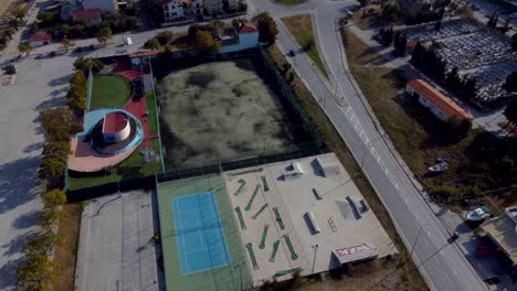 Luftaufnahmen-über-Outdoor-Sportanlagen-Und-Einer-Kleinstadt-In-Griechenland