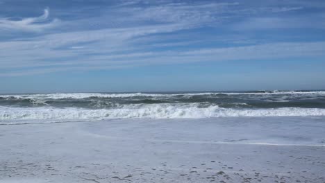 Wellen,-Die-Den-Sandstrand-Mit-Meeresschaum-An-Der-Portugiesischen-Küste-Treffen