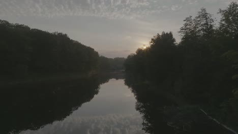 Schöner-Sonnenaufgang-Entlang-Der-Luftaufnahme-Des-Piscataquis-Flusses