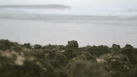 Erodierte-Felsformation-Entlang-Der-Küste-Von-Milfontes-Rack-Fokus-Auf-Wellen
