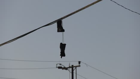 Zapatos-En-Un-Cable-En-Líneas-Eléctricas