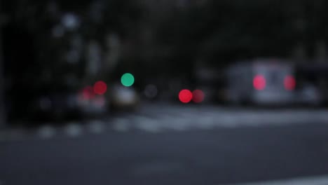 Verschwommene-Aufnahme-Von-Verkehr-Und-Taxiautos,-Die-In-New-York-City-Bei-Schwachem-Licht-Am-Tag-Vorbeifahren