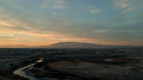 Morgenlicht-Trifft-Den-Gipfel-Eines-Fernen-Berges-In-Der-Nähe-Von-Saratoga-Springs,-Utah---Luftüberführung