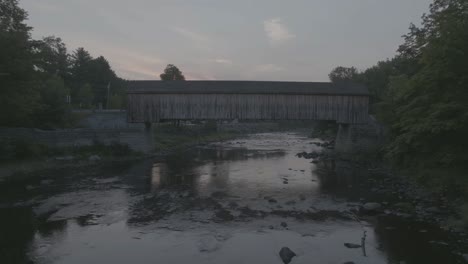 Flug-Unter-Lowes-Bridge-Im-Morgengrauen