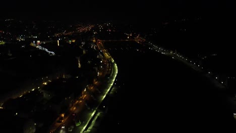 Tráfico-Nocturno-Con-Luces-De-La-Ciudad-En-Passau-Alemania