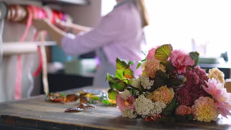 Flower-shop-employee-is-preparing-a-bouquet-of-beautiful-flowers-for-showcase