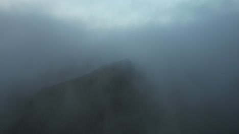 Volando-A-Través-De-Las-Nubes-Y-Revelando-La-Montaña-En-Un-Clima-Sombrío