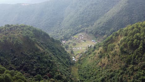 Ein-Flug-über-Die-Bewaldeten-Ausläufer-Des-Himalaya-In-Nepal