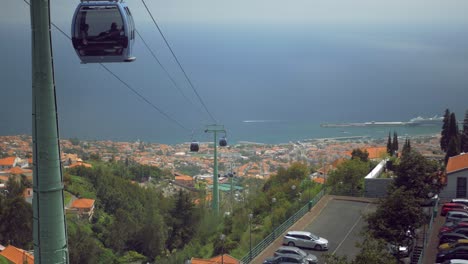 Cable-car-transporting-people-in-Funchal,-Madeira-between-the-coast-and-the-mountain