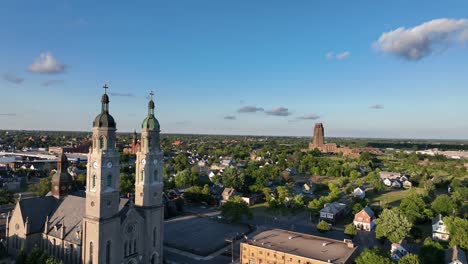 Eine-Luftaufnahme-Der-Römisch-katholischen-Kirchtürme-Von-Saint-Stanislaus-B-Und-M-In-Buffalo,-New-York-Im-Licht-Der-Untergehenden-Sonne