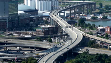 Eine-Luftaufnahme-Der-Stadt-Buffalo,-New-York-Und-Ihrer-Infrastruktur-Aus-Brücken-Und-Gebäuden-Am-Eriesee