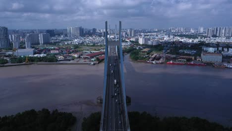 Vista-Aérea-De-Phu-My-Bridge-Sobre-El-Río-Saigon-Con-Transporte-Por-Carretera-En-Un-Día-Soleado