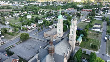 Eine-Luftaufnahme-Der-Römisch-katholischen-Kirchtürme-Von-Saint-Stanislaus-B-Und-M-In-Buffalo,-New-York-Im-Licht-Der-Untergehenden-Sonne