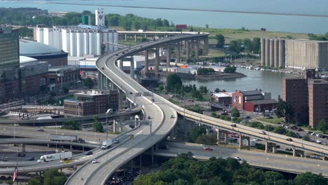 Una-Vista-Aérea-De-La-Ciudad-De-Buffalo,-Nueva-York-Y-Su-Infraestructura-De-Puentes-Y-Edificios-Junto-Al-Lago-Erie