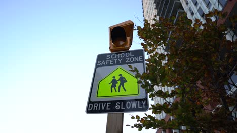 Zona-De-Seguridad-Escolar-Amarilla,-Señal-De-Conducción-Lenta-Intermitente,-Cierre-Durante-El-Día