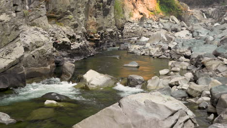 North-Fork-Des-Stillaguamish-River-Fließt-Um-Felsbrocken-Im-Canyon-Herum