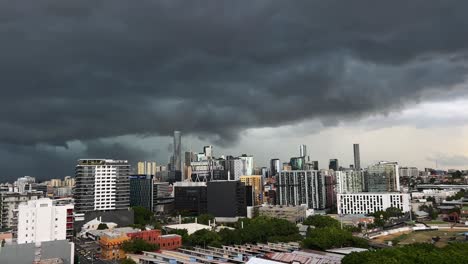 Zerstörerischer-Sturm,-Bedrohliche-Dunkle-Wolken,-Die-Den-Ganzen-Himmel-Von-Brisbane-City,-Queensland,-Bedecken,-Handbewegungsaufnahme,-Die-Dramatische-Cumulus-Nimbus-Wolken-Einfängt,-Die-Sich-Am-Himmel-Bilden,-Unwettervorhersage