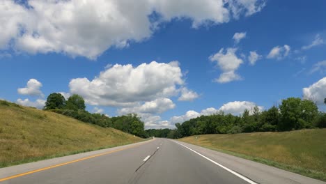 Conduciendo-Por-Una-Hermosa-Carretera-Bordeada-De-Vegetación-De-Todo-Tipo-En-Los-Estados-Unidos