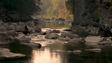 Blick-Nach-Unten-Auf-Den-Stillaguamish-River-An-Einem-Friedlichen-Herbsttag