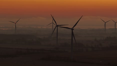 Luftaufnahme-Von-Windmühlen-Während-Des-Nebels-Bei-Sonnenaufgang