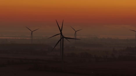 Luftaufnahme-Von-Windmühlen-Während-Des-Nebels-Bei-Sonnenaufgang