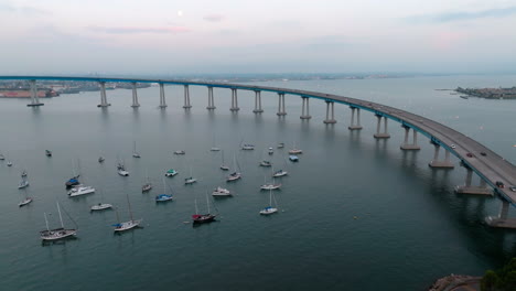 Lange-Geschwungene-Brücke-Zwischen-San-Diego-Und-Coronado-Island-über-Die-Bucht-Von-San-Diego