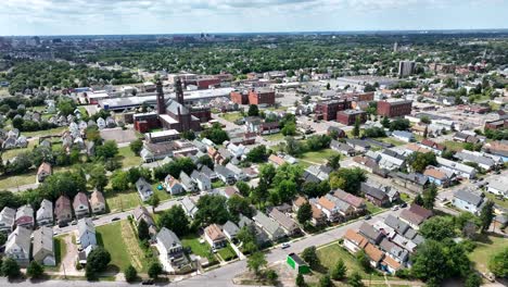 Eine-Luftaufnahme-Der-Grünen-Stadt-Buffalo,-New-York-An-Einem-Schönen-Sommertag