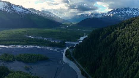 Exit-Glacier-Road-And-Resurrection-River-Trail-With-A-Panorama-Of-The-Mountain-Range-With-Snowy-Peak
