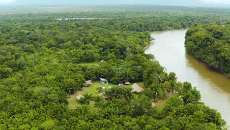 Wunderschöne-Luftaufnahme-Des-Dorfes-Rewa-Am-Ufer-Des-Flusses-Rewa-In-Guyana