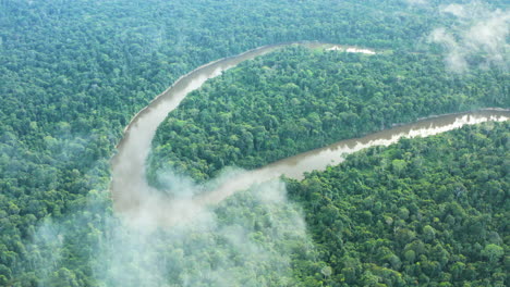 Hermosa-Vista-Aérea-De-Pájaros-De-Nubes-Bajas-Que-Cuelgan-Sobre-Un-Recodo-Del-Río-En-Las-Selvas-Amazónicas-De-Guyana