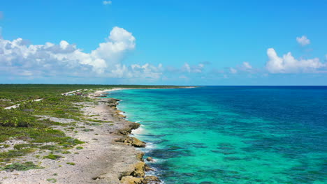 Luftpanorama-Der-Küste-Der-Insel-Cozumel-An-Einem-Tropischen-Sonnigen-Tag-Mit-Türkisfarbenem-Wasser-In-Mexiko