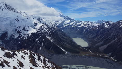 Drone-Hacia-Mt-Cook-Mirando-Sobre-El-Lago-Glacial