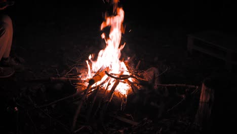 Lagerfeuer-In-Der-Natur,-Outdoor,-Camping