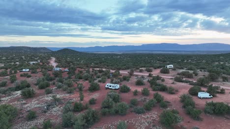 Autocaravanas-Y-Vehículos-Recreativos-Estacionados-En-Un-Campamento-Disperso-En-Sedona,-Arizona,-Ee.uu.