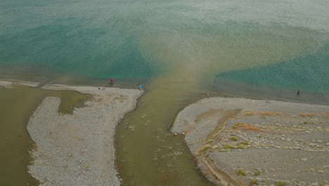 Fischer-Am-Nebenfluss-Des-Jurassischen-Sees-Argentinien-Beim-Angeln-Auf-Bachforelle