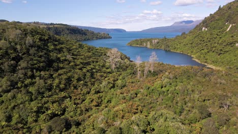 Lago-Azul-Gigante-Escondido-Dentro-De-Un-Vasto-Paisaje-Montañoso-En-La-Isla-Norte-De-Nueva-Zelanda