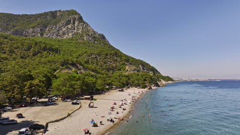 Antalya-Turquía-Antena-V49-Flyover-Topcam-Beach-En-Liman-Capturando-Una-Fina-Playa-De-Guijarros-Con-Bañistas-Nadando-En-Aguas-Cristalinas-Del-Mar-Mediterráneo-En-Verano---Filmada-Con-Mavic-3-Cine---Julio-De-2022