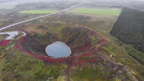 Antena-Del-Cráter-Kerid-En-Islandia,-Un-Volcán-Pero-Ahora-Un-Lago