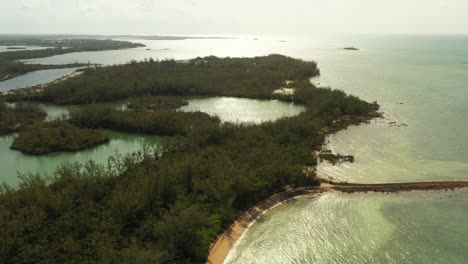 Drohnenvideo-Von-Der-Küste-Der-Insel-Nassau-Auf-Den-Bahamas