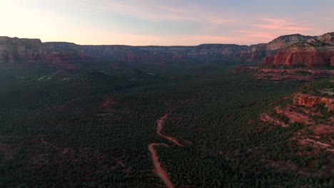 Panorama-Of-Vegetations-At-The-Forest-With-Red-Cliffs-In-Sedona,-Arizona,-United-States