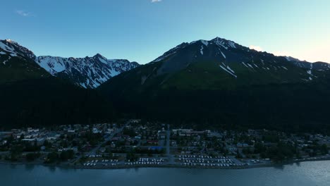 Ciudad-Portuaria-Con-Imponentes-Picos-Nevados-En-Seward,-Sur-De-Alaska