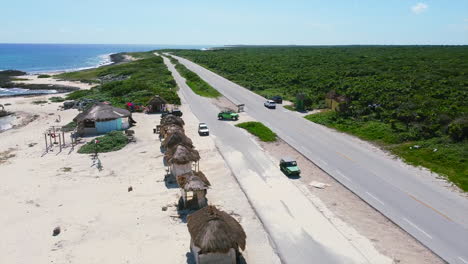 Küstenstraße-Mit-Touristischen-Strandgeschäften-An-Einem-Sonnigen-Tag-In-Cozumel-Mexiko
