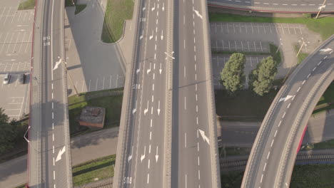 Slight-traffic-on-the-Kwiatkowski-flyover-in-Gdyni---Top-down-aerial