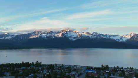 Vista-Costera-Desde-La-Ciudad-Con-Pintorescas-Montañas-Nevadas-En-Seward,-Alaska