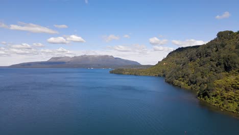 Mount-Tarawera-on-a-clear-summer-day-on-New-Zealand's-north-Island